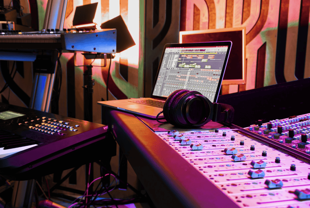 Studio de beatmaker avec ordinateur, casque audio et console de mixage pour la création musicale
