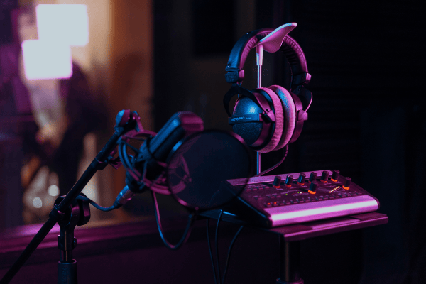 Casque audio, micro et table de mixage dans un studio d’enregistrement