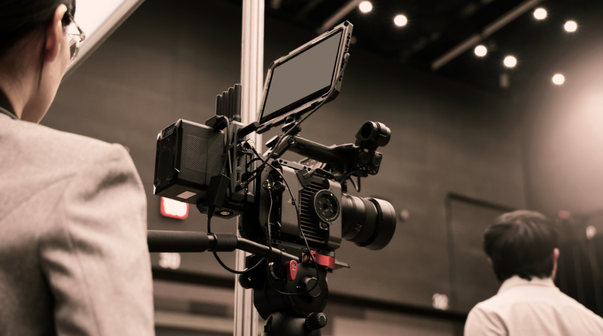 Caméra de tournage en action lors d’un reportage, illustrant les questions juridiques liées à la reproduction d’œuvres d’art à l’écran.