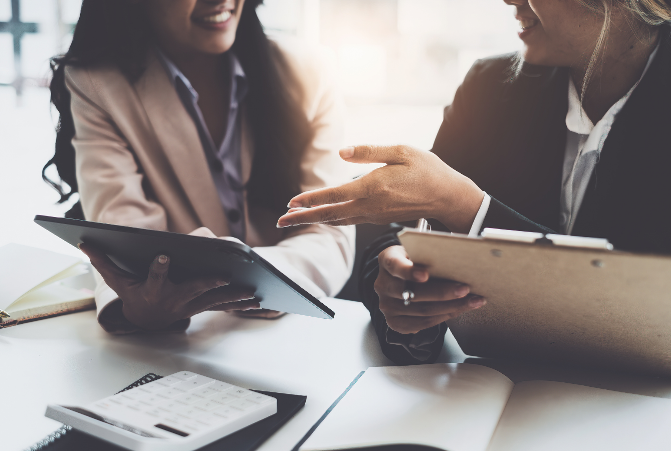 crowdfunding-financement-film-structuration-juridique Échange professionnel autour de documents illustrant la structuration juridique d’un financement participatif