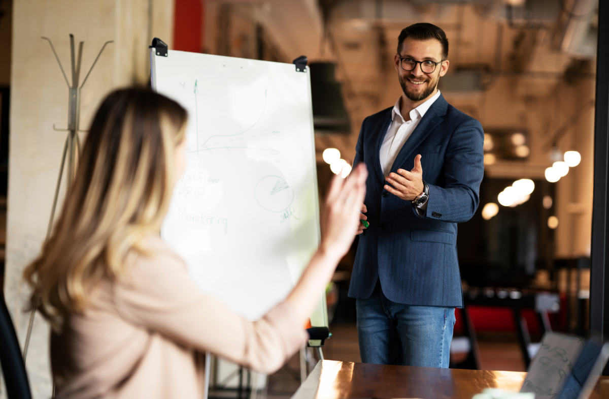 Créateur présentant son concept à un partenaire, illustrant la nécessité de formaliser une idée avant de la protéger juridiquement.