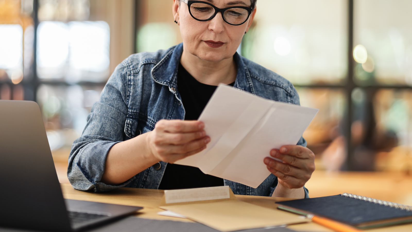 Lecture et analyse d’un document illustrant les risques juridiques d’une communication sur une possible contrefaçon